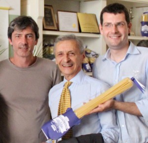 BENEDETTO CAVALIERI -  Dans la commune de Maglie (Pouilles), depuis quatre générations, la famille Cavalieri produit les pâtes.